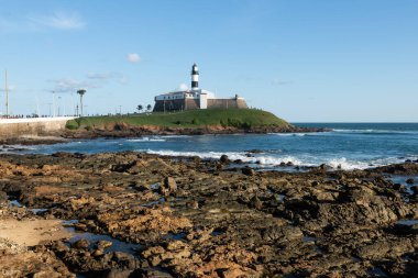Salvador, Bahia, Brezilya - 17 Haziran 2021: Farol da Barra. Salvador şehrinin en büyük kartpostalı tüm dünyada coşkuyla bilinir..