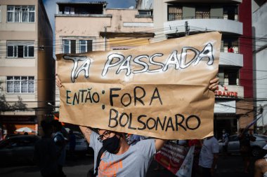 Salvador, Bahia, Brezilya - 19 Haziran 2021: protestocular Salvador kentinde Cumhurbaşkanı Jair Bolsonaro hükümetini protesto ettiler.