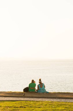 Salvador, Bahia, Brezilya - Julho 29, 2021: Gün batımına karşı bir grup insanın silueti. Salvador, Bahia, Brezilya.