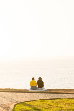 Salvador, Bahia, Brezilya - Julho 29, 2021: Gün batımına karşı bir grup insanın silueti. Salvador, Bahia, Brezilya.