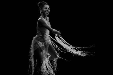 Çağdaş dansçı siyah arka plan ve saman aksesuarlarıyla tiyatroda dans ediyor. Salvador Bahia Brezilya.