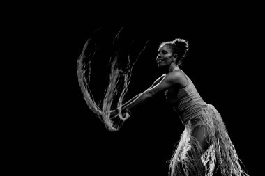 Çağdaş dansçı siyah arka plan ve saman aksesuarlarıyla tiyatroda dans ediyor. Salvador Bahia Brezilya.