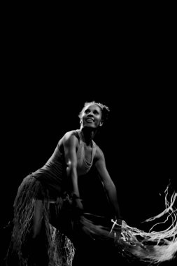 Çağdaş dansçı siyah arka plan ve saman aksesuarlarıyla tiyatroda dans ediyor. Salvador Bahia Brezilya.