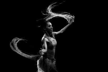 Çağdaş dansçı siyah arka plan ve saman aksesuarlarıyla tiyatroda dans ediyor. Salvador Bahia Brezilya.