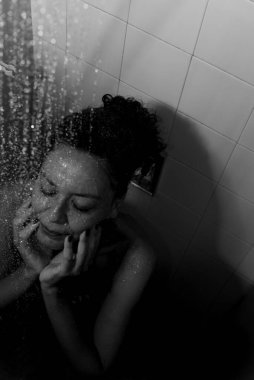 Banyoda kendini yıkayan bir kadının portresi. Salvador, Bahia, Brezilya.