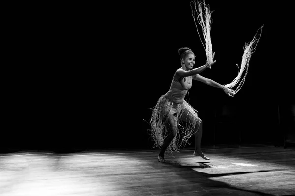 Bailarina Contemporánea Bailando Teatro Con Fondo Negro Accesorio Paja Salvador —  Fotos de Stock