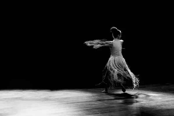 Tancerka Współczesna Tańcząca Teatrze Czarnym Tłem Słomkowym Dodatkiem Salvador Bahia — Zdjęcie stockowe