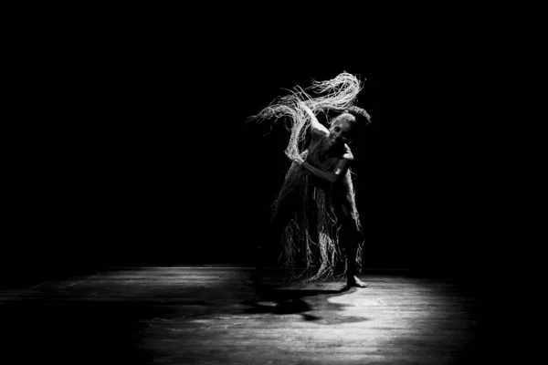 Hedendaagse Danser Dansen Theater Met Zwarte Achtergrond Stro Accessoire Salvador — Stockfoto