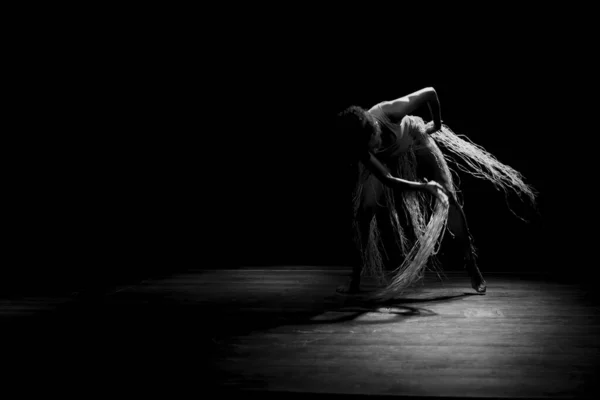 Сучасна Танцівниця Танцює Театрі Чорним Фоном Солом Яним Аксесуаром Сальвадор — стокове фото