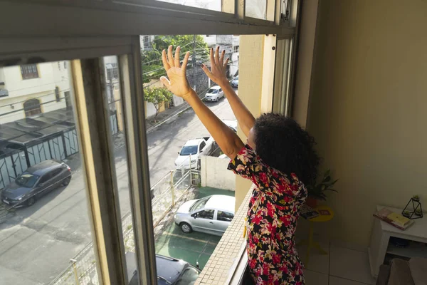 Ritratto Donna Alla Finestra Che Guarda Strada Salvador Bahia Brasile — Foto Stock