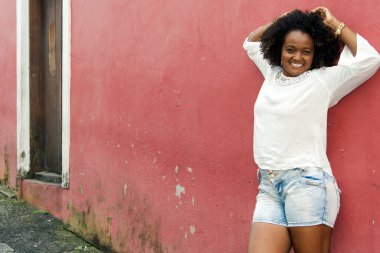 Pelourinho sokaklarında poz veren güzel bir manken. Salvador, Bahia, Brezilya.