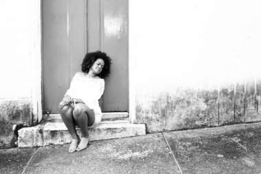 Pelourinho sokaklarında poz veren güzel bir manken. Salvador, Bahia, Brezilya.