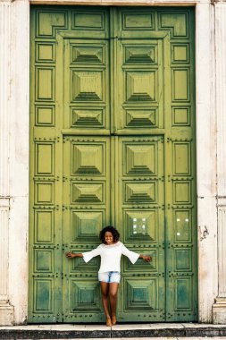 Pelourinho sokaklarında poz veren güzel bir manken. Salvador, Bahia, Brezilya.
