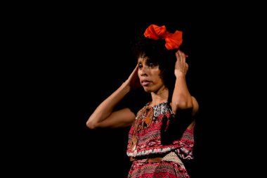 Sahnedeki aktris dramatik bir karakteri temsil ediyor. Ayakta duruyor. Brezilya 'nın Salvador kentindeki bir tiyatroda sahne.