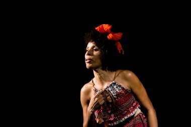 Sahnedeki aktris dramatik bir karakteri temsil ediyor. Ayakta duruyor. Brezilya 'nın Salvador kentindeki bir tiyatroda sahne.