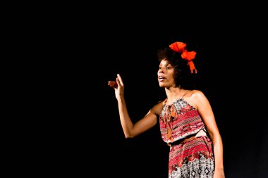 Sahnedeki aktris dramatik bir karakteri temsil ediyor. Ayakta duruyor. Brezilya 'nın Salvador kentindeki bir tiyatroda sahne.