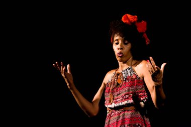 Sahnedeki aktris dramatik bir karakteri temsil ediyor. Ayakta duruyor. Brezilya 'nın Salvador kentindeki bir tiyatroda sahne.