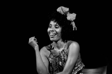 Sahnedeki aktris dramatik bir karakteri temsil ediyor. O bir sandalyede oturuyor. Brezilya 'nın Salvador kentindeki bir tiyatroda sahne.