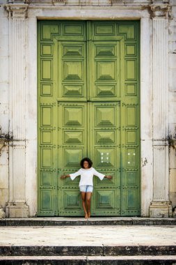 Pelourinho sokaklarında poz veren güzel bir manken. Salvador, Bahia, Brezilya.