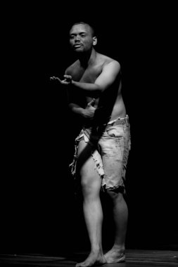 Sahnedeki aktör dramatik bir karakteri temsil ediyor. Brezilya 'nın Salvador kentindeki bir tiyatroda sahne.