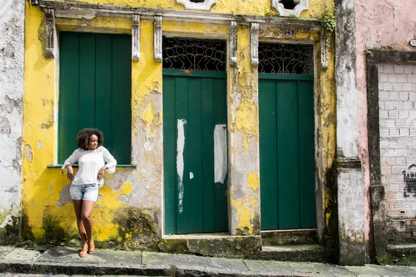 Model White Dress Smiling Looking Posing Camera Background Historical Center — Stock Photo, Image