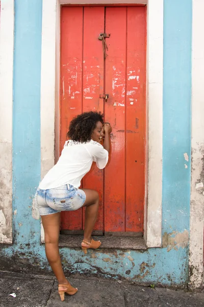 美丽的模特在佩鲁林霍的街上摆姿势拍照 萨尔瓦多 巴西巴伊亚州 — 图库照片