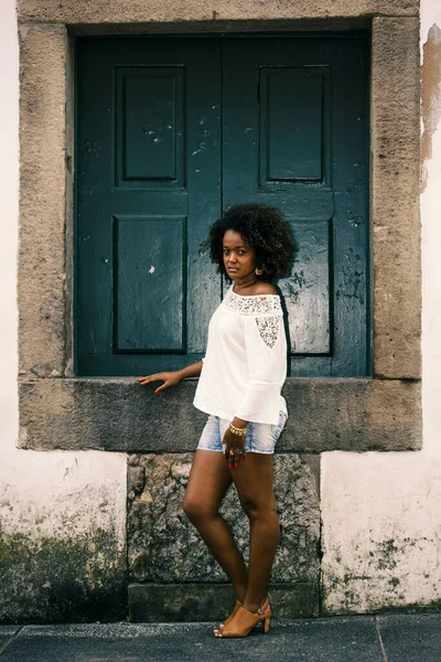 美丽的模特在佩鲁林霍的街上摆姿势拍照 萨尔瓦多 巴西巴伊亚州 — 图库照片