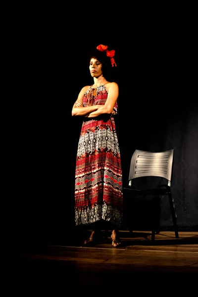 演劇の舞台で登場人物を演じる俳優 身体で様々なジェスチャーや表現を行う サルバドール バイーア ブラジル — ストック写真