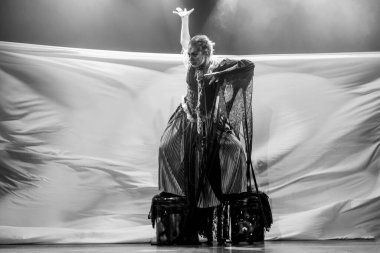 Tiyatro sahnesinde bir karakteri temsil eden aktris. Vücuduyla çeşitli jestler ve ifadeler yapıyor. Sesi Tiyatrosu, Salvador, Bahia, Brezilya.