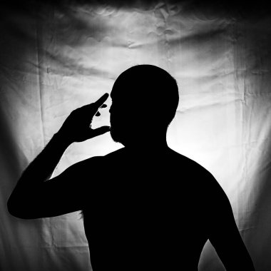 Siluet 'te beyaz arka plana karşı siyah beyaz bir portre. Salvador, Bahia, Brezilya.