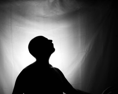 Siluet 'te beyaz arka plana karşı siyah beyaz bir portre. Salvador, Bahia, Brezilya.