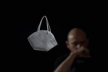 Koronavirüs kirlenmesinden koruyan yüz koruma maskesi. Karantina ve covid-19 ölümlerinden kaynaklanan anksiyete. Salvador Bahia Brezilya.