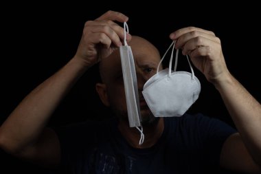 Koronavirüs kirlenmesinden koruyan yüz koruma maskesi. Karantina ve covid-19 ölümlerinden kaynaklanan anksiyete. Salvador Bahia Brezilya.