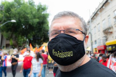 Salvador, Bahia, Brezilya - 24 Temmuz 2021: Salvador şehrinde halk Başkan Jair Bolsonaro hükümetini protesto ediyor. Sloganlı pankartlar, posterler, çıkartmalar ve maskeler kullanıyorlar..