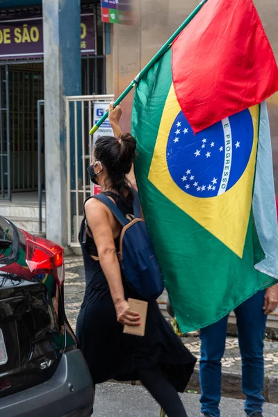 ブラジルのバヒア州サルバドール 2021年7月24日 人々はサルバドール市のJair Bolsonaro大統領の政府に抗議しています 彼らは バナー ポスター ステッカー スローガンとマスクを使用します — ストック写真