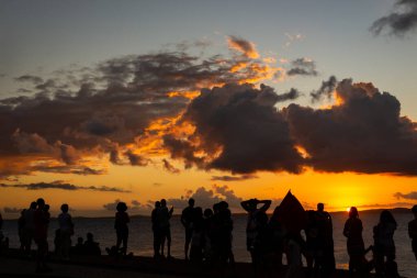 Salvador, Bahia, Brezilya 'da koyu sarı bulutlu dramatik günbatımı.