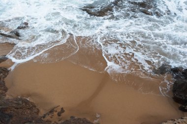 Praia 'dan Rio Vermelho' ya gelen deniz dalgaları açık kumlara vuruyor. Salvador, Bahia, Brezilya.