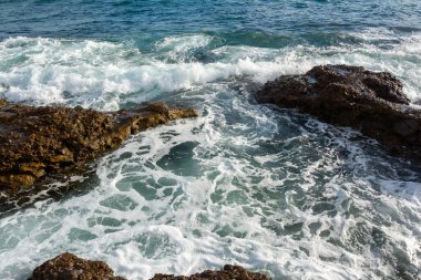 Dalgalar Ponta do Humaita 'nın kayalarında kırılıyor. Salvador Bahia Brezilya.