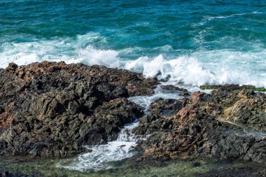 Sahildeki kayalarda okyanus dalgaları kırılıyor. Salvador, Bahia, Brezilya.