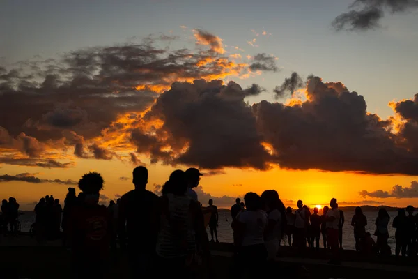 Coucher Soleil Spectaculaire Avec Des Nuages Jaune Foncé Dans Ville — Photo