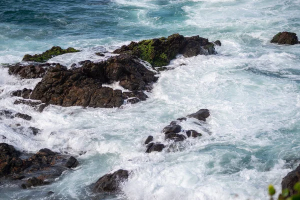 Olas Del Océano Rompiendo Las Rocas Playa Salvador Bahía Brasil — Foto de Stock