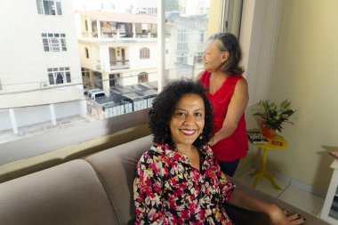 Günlük hayatta bir dairede iki kadının portresi. Salvador, Bahia, Brezilya.