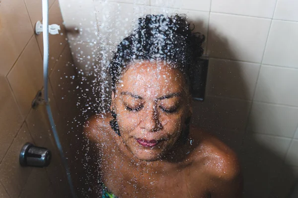 Портрет Жінки Туалеті Миється Сальвадор Баїя Бразилія — стокове фото