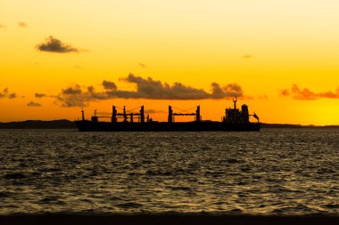 Gün batımında bir geminin silueti Salvador, Bahia, Brezilya denizinde yol alıyor..