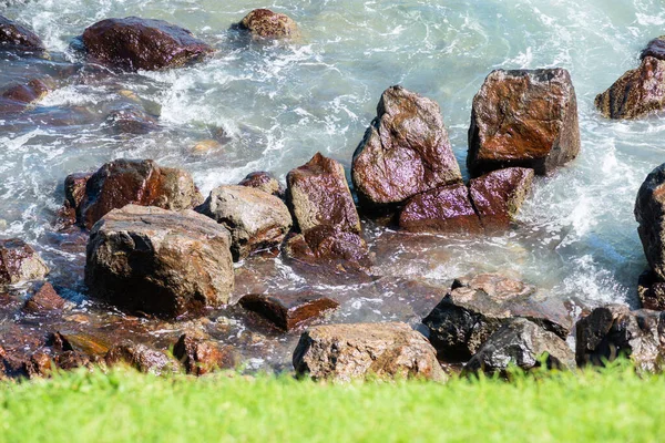 Sahildeki kayalarda okyanus dalgaları kırılıyor. Salvador, Bahia, Brezilya.