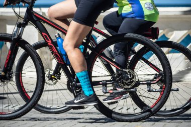 Salvador, Bahia, Brezilya - 15 Ağustos 2021: Brezilya 'nın Salvador kentindeki Farol da Barra sokaklarında gezinen çok sayıda bisikletçi.