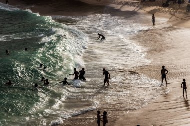 Salvador, Bahia, Brezilya - 22 Ağustos 2021: Brezilya 'nın Rio Vermelho semtindeki Paciencia plajında geniş bir grup insan. İnsanlar koronavirüs salgınının ortasında eğleniyorlar..