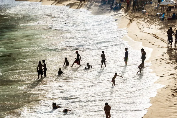 Salvador Bahia Brasil Agosto 2021 Grande Grupo Pessoas Praia Paciência — Fotografia de Stock