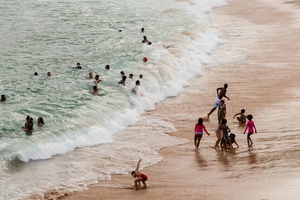 Salvador, Bahia, Brezilya - 22 Ağustos 2021: Brezilya 'nın Rio Vermelho semtindeki Paciencia plajında geniş bir grup insan. İnsanlar koronavirüs salgınının ortasında eğleniyorlar..