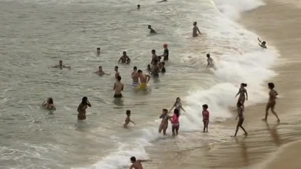 Salvador Bahia Brasil Agosto 2021 Pessoas Praia Brincando Tomando Banho — Vídeo de Stock